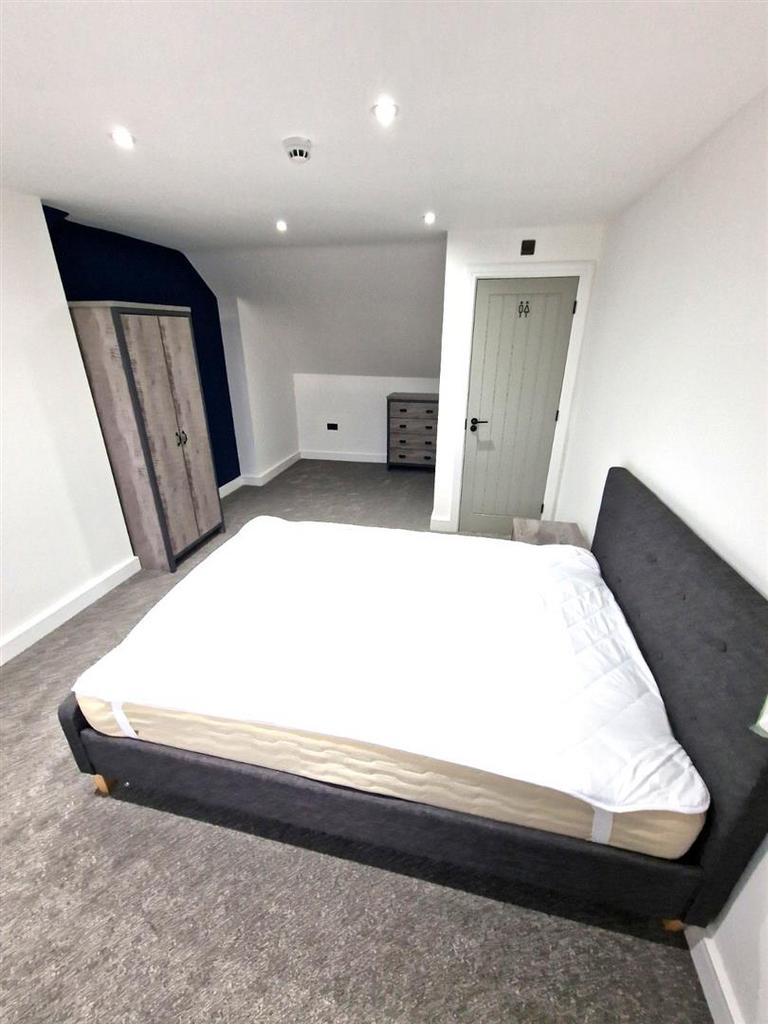 Room 4 SF with Ensuite.jpg
