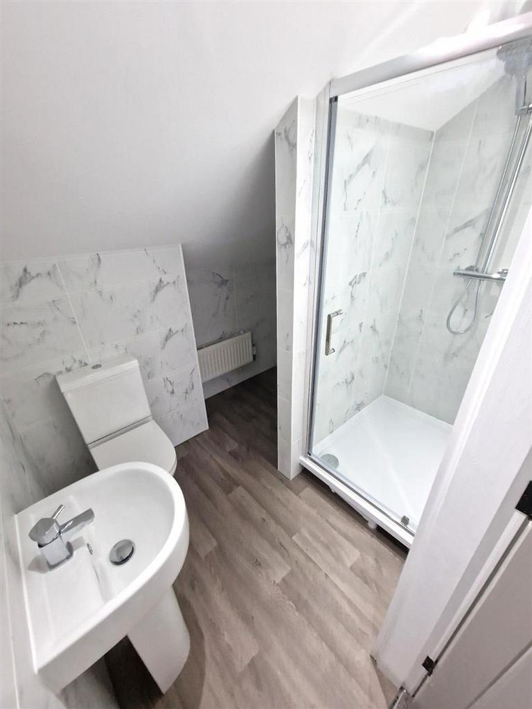 Room 4 Ensuite.jpg