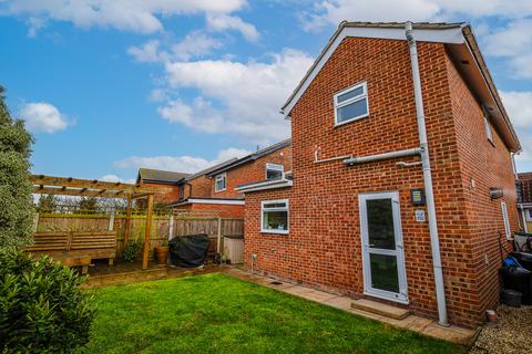 3 bedroom detached house for sale, Fairfield Gardens, Leigh-on-sea, SS9