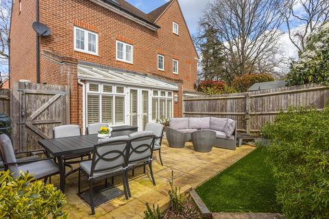 4 bedroom semi-detached house for sale, Loxfield Close, East Grinstead RH19