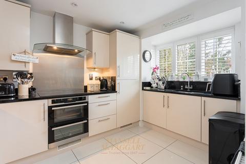 4 bedroom semi-detached house for sale, Loxfield Close, East Grinstead RH19