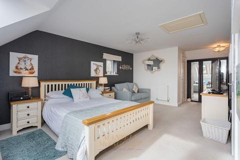 4 bedroom semi-detached house for sale, Loxfield Close, East Grinstead RH19