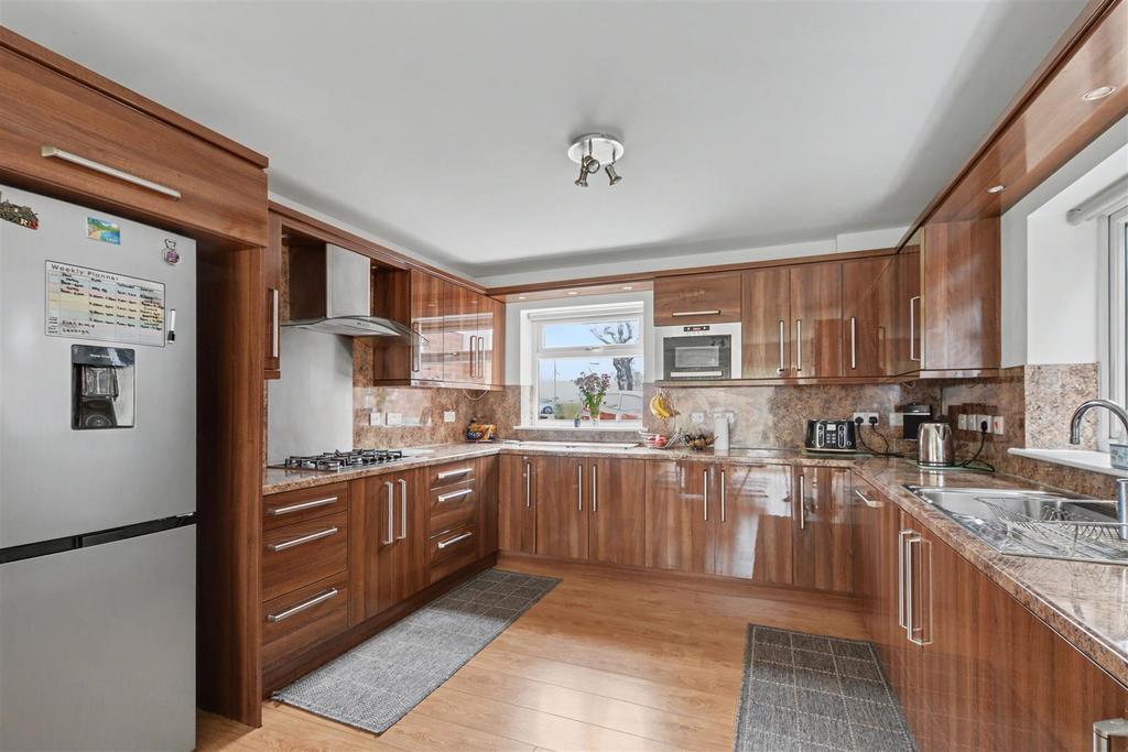 Kitchen 2.jpeg