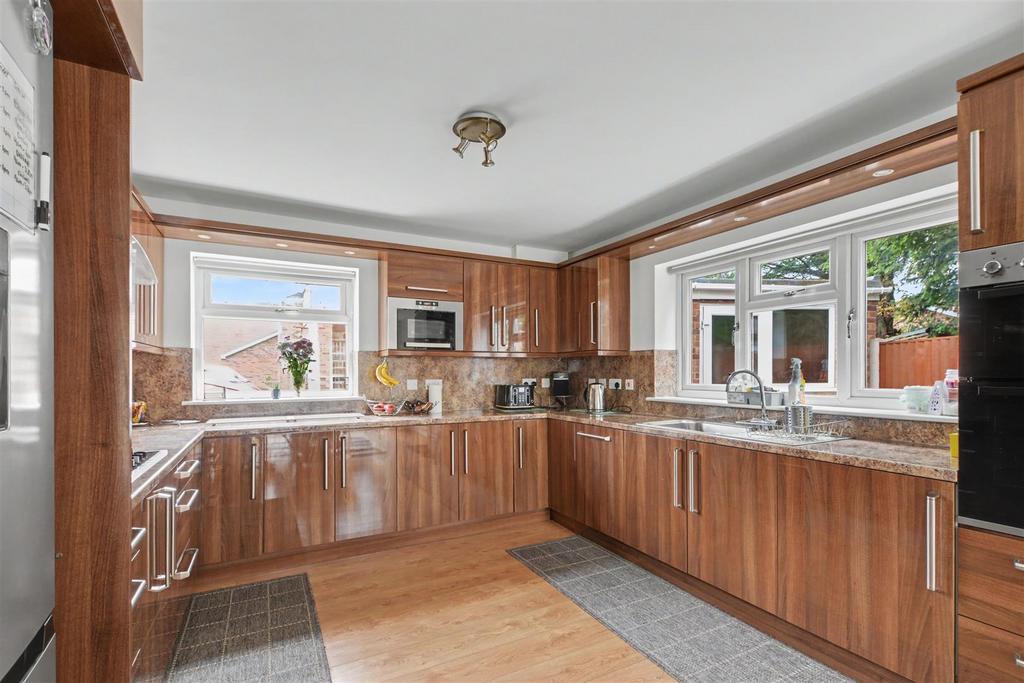 Kitchen 1.jpeg