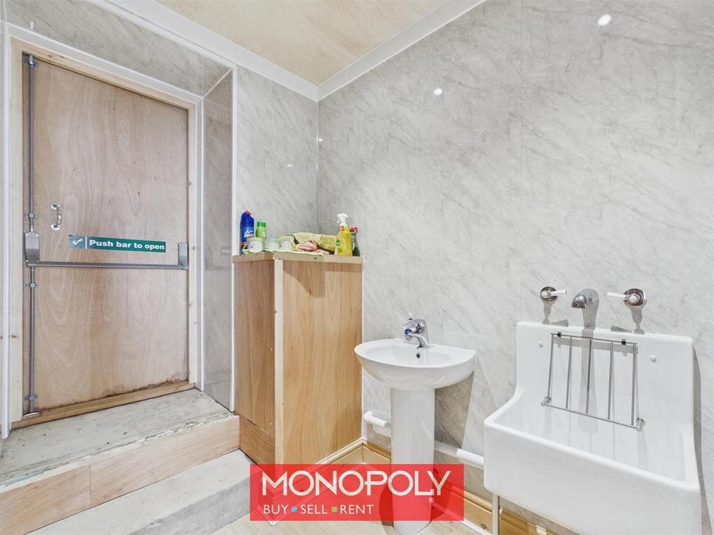 27 Shower Room