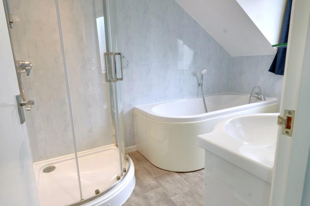 Master bedroom en suite