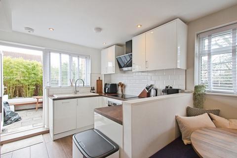 2 bedroom end of terrace house for sale, Nuthatch Gardens, London, SE28