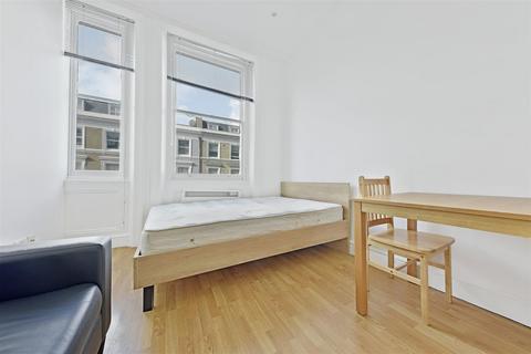 Studio to rent, Collingham Place, London SW5