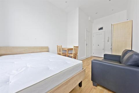 Studio to rent, Collingham Place, London SW5
