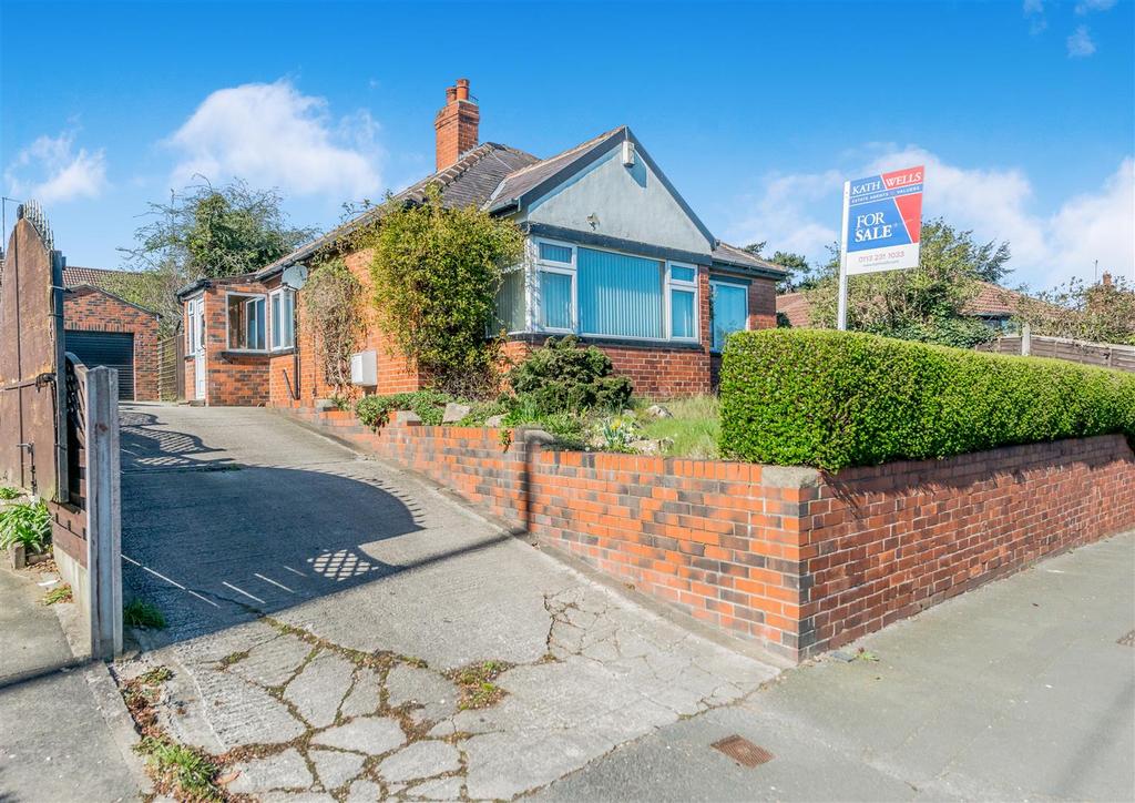 Off Street Parking / Driveway / Single Garage: