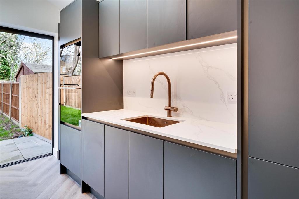 Daniels 1a Minet Gardens, NW10 013.jpg