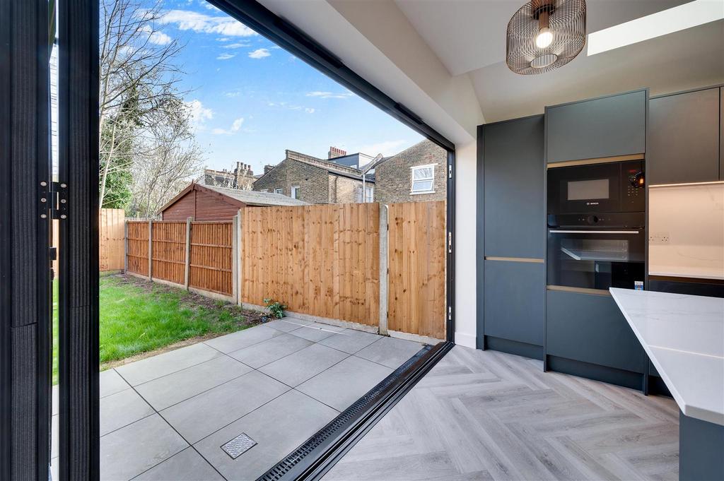 Daniels 1a Minet Gardens, NW10 016.jpg