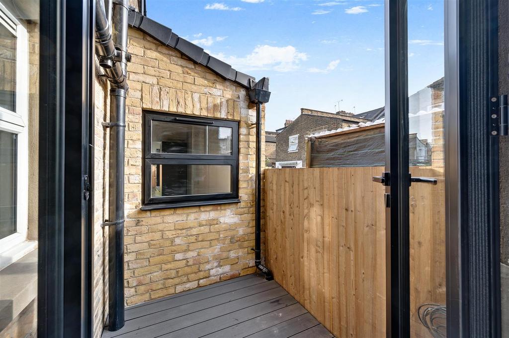 Daniels 1a Minet Gardens, NW10 006.jpg
