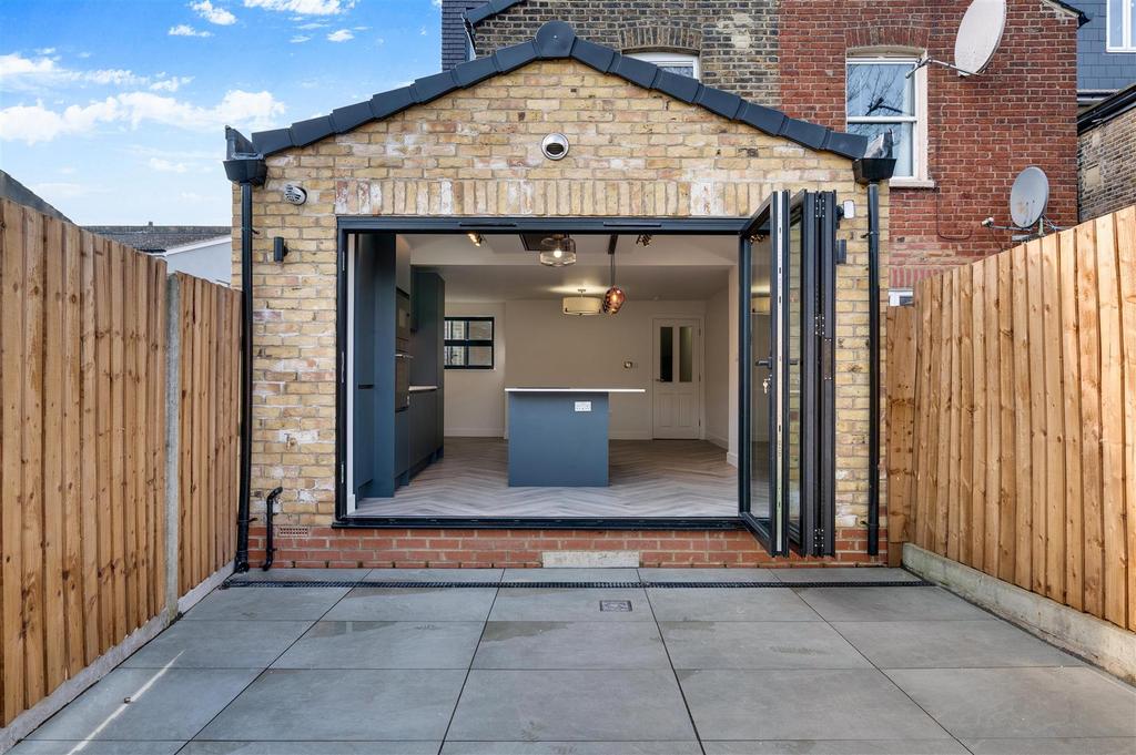 Daniels 1a Minet Gardens, NW10 020.jpg