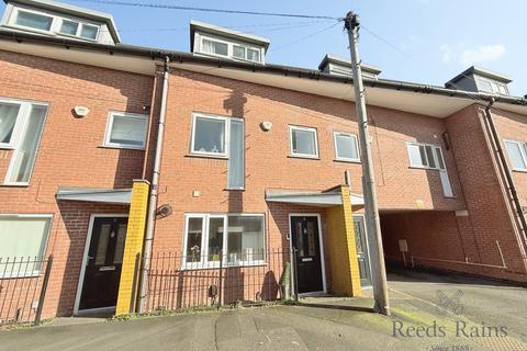 3 bedroom terraced house to rent, High Street, Newcastle ST5
