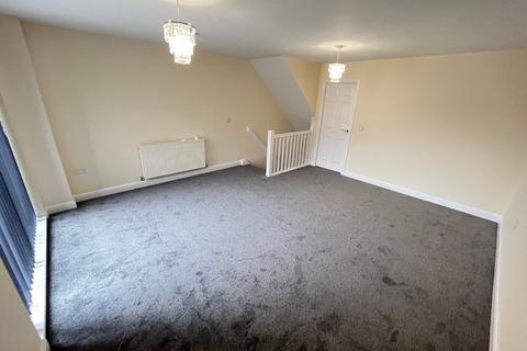 3 bedroom terraced house to rent, High Street, Newcastle ST5