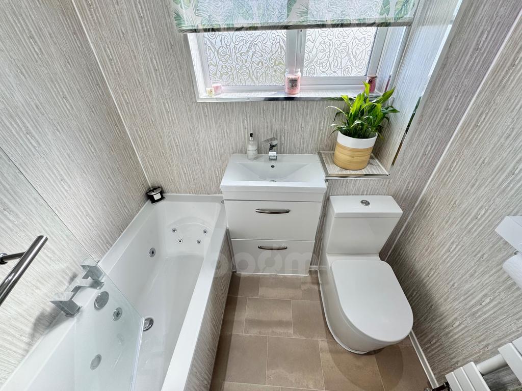 Whitlees Court, Ardrossan bathroom pic