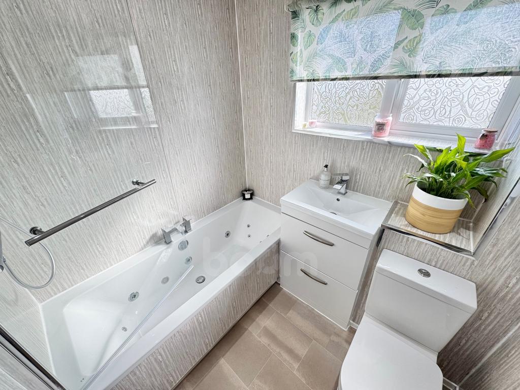 Whitlees Court, Ardrossan bathroom