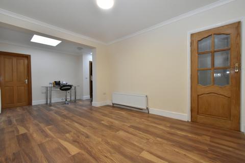 5 bedroom terraced house to rent, Wembley, TW4