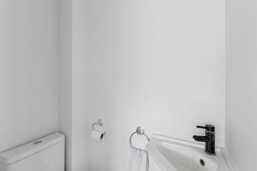 Ensuite Clkrm to Bedroom 3