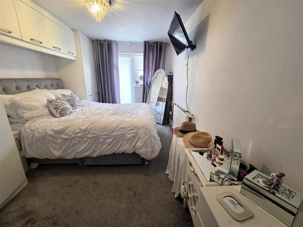 Bed 1.jpg