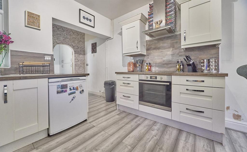 L Shaped Kitchen/Diner to Rear