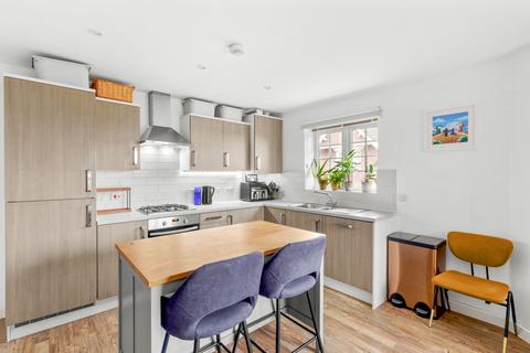2 bedroom flat for sale, Wroughton Road, Aylesbury HP22