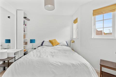 2 bedroom flat for sale, Wroughton Road, Aylesbury HP22
