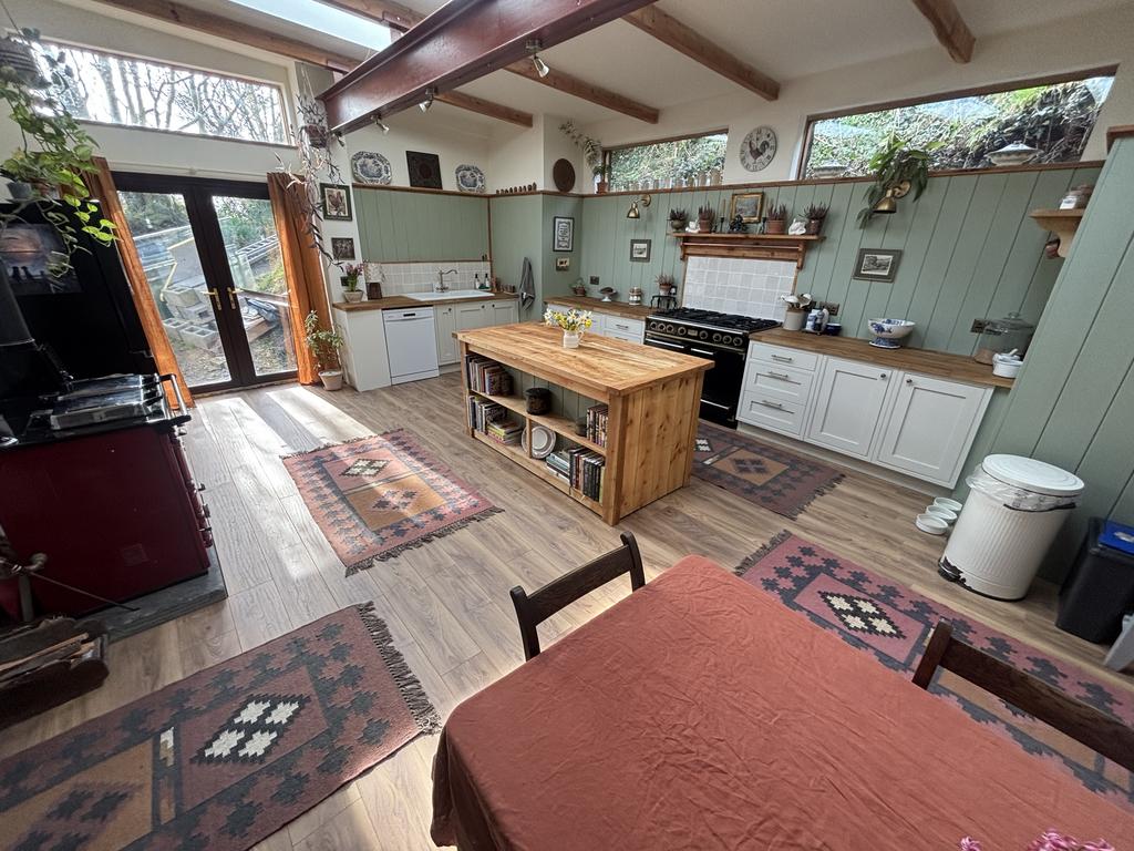Family kitchen/diner (third image)