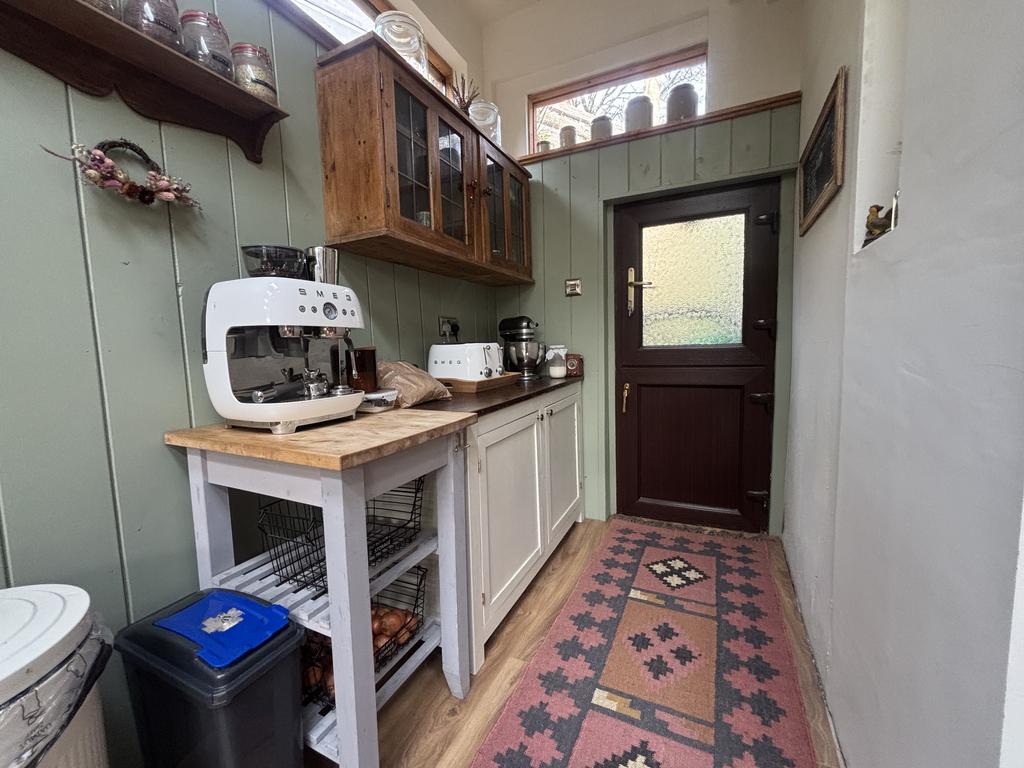 Family kitchen/diner (fourth image)