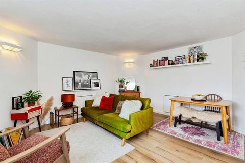 1 bedroom flat for sale, Sussex Close, Slough