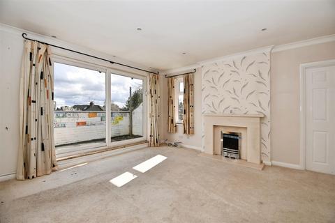 2 bedroom flat for sale, Glenfield Drive, Kirk Ella, Hull
