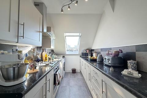 2 bedroom flat to rent, Alumhurst Road, Bournemouth