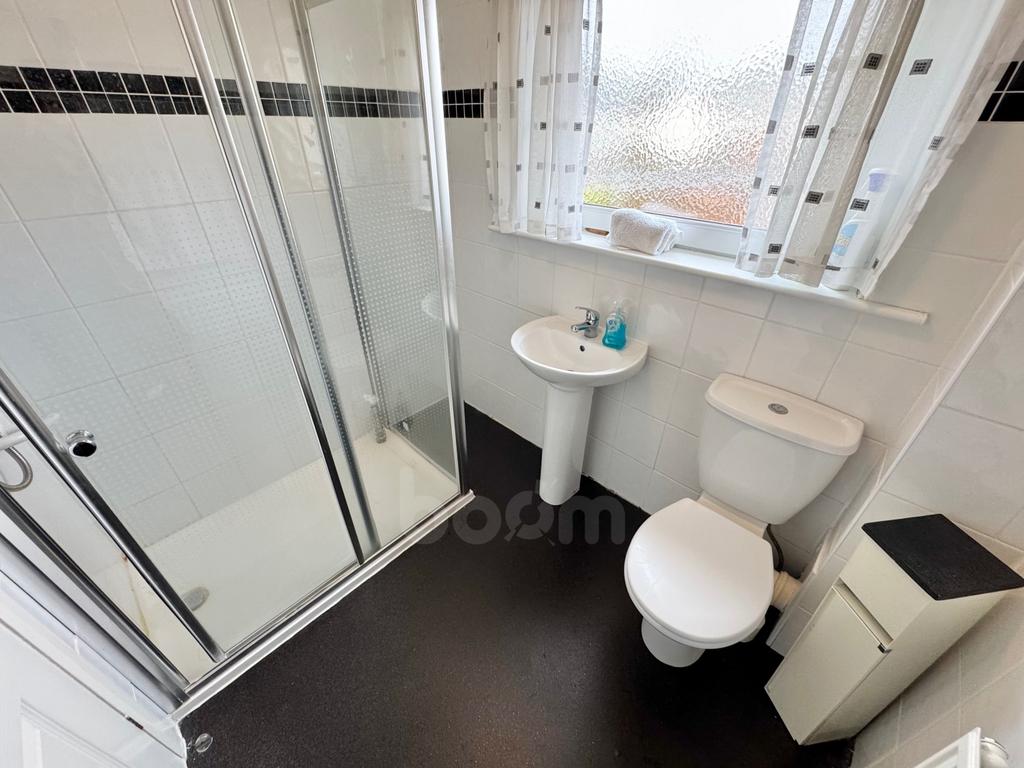 Loadingbank Court, Kilbirnie shower room