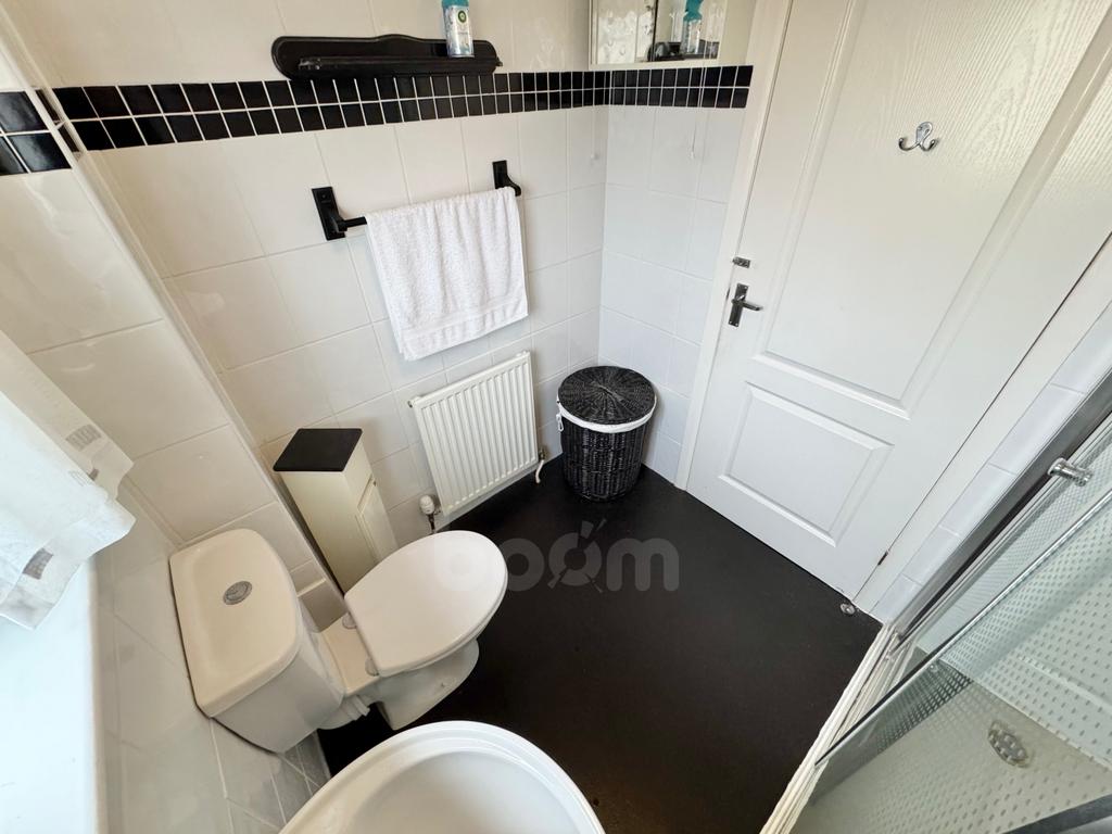 Loadingbank Court, Kilbirnie shower room pic