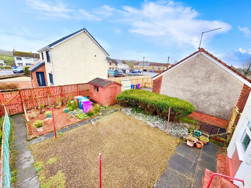 Loadingbank Court, Kilbirnie rear garden pic