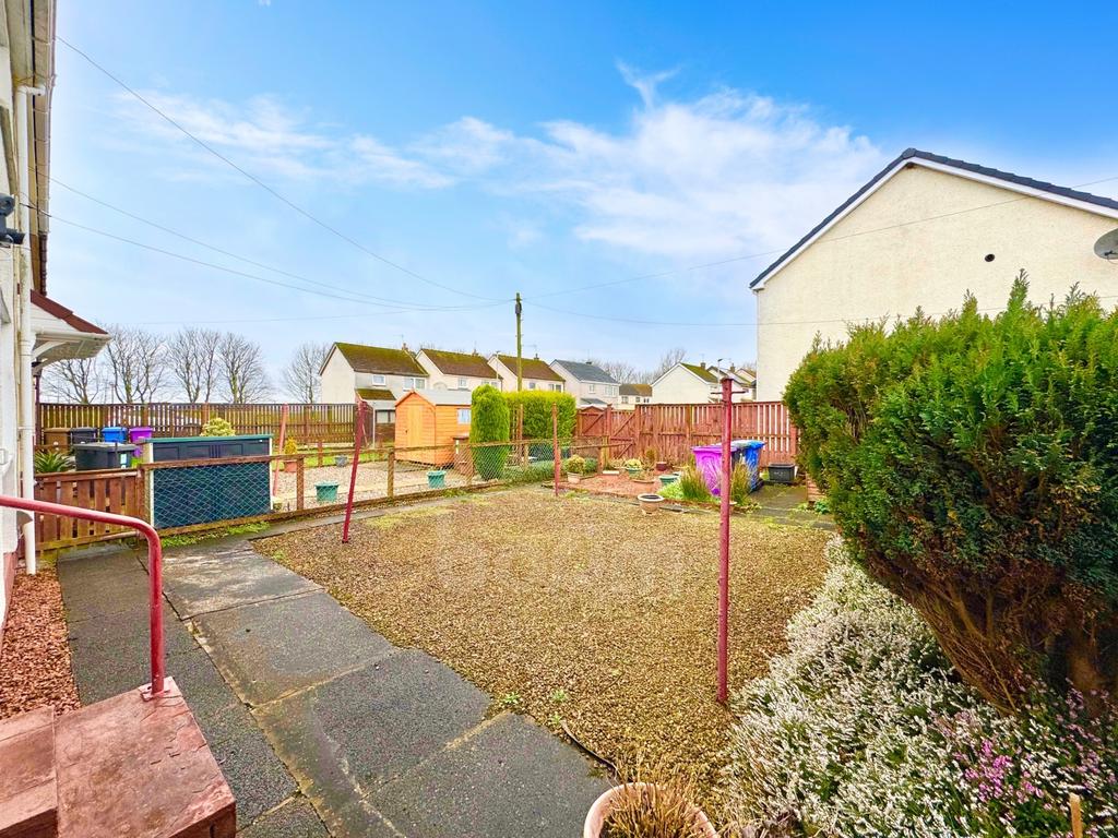 Loadingbank Court, Kilbirnie rear garden