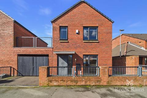 2 bedroom link detached house to rent, Silverdale Street, Greater Manchester M11