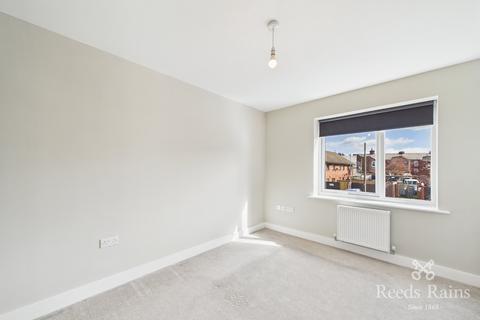 2 bedroom link detached house to rent, Silverdale Street, Greater Manchester M11