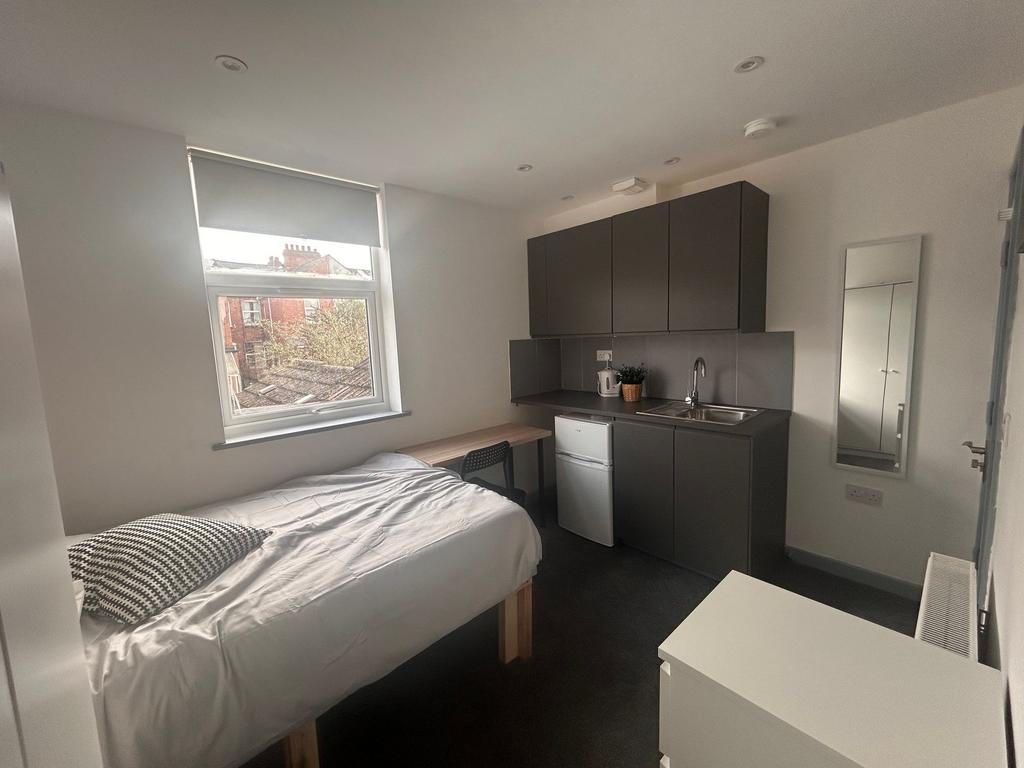 Bright single room with kitchenette and study d...