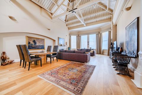 3 bedroom flat for sale, Royal Drive, London, N11