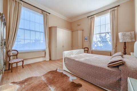 3 bedroom flat for sale, Royal Drive, London, N11