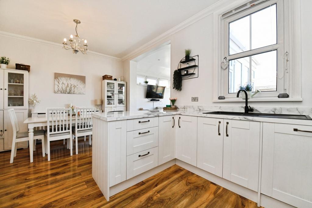Kitchen/ Dining Room