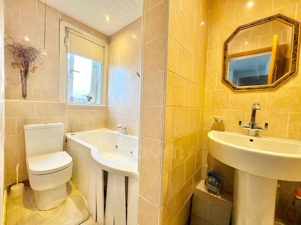 Dalry Road, Kilbirnie bathroom