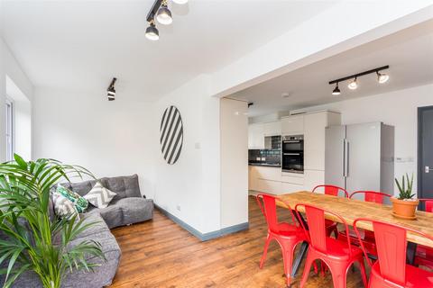 6 bedroom semi-detached house to rent, Jevington Drive, Brighton