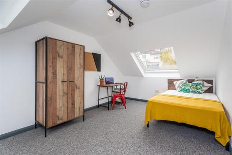 6 bedroom semi-detached house to rent, Jevington Drive, Brighton