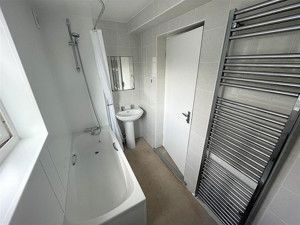 19-BATHROOM-FF.jpg