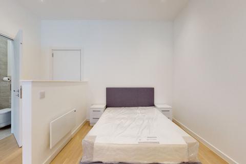 Studio to rent, Riverbank Way