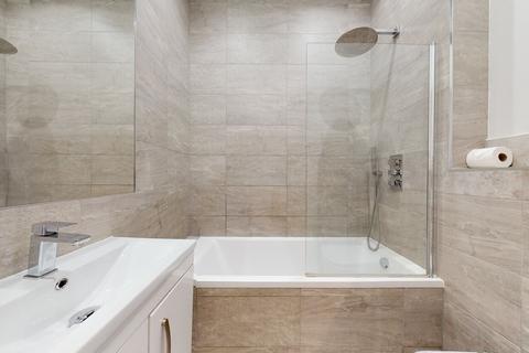 Studio to rent, Riverbank Way