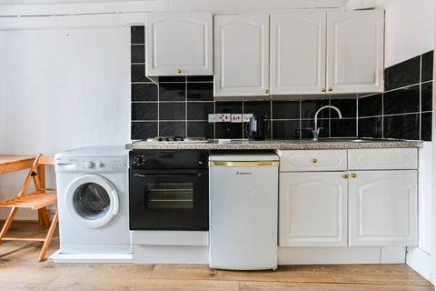 Studio to rent, Penywern Road, Earls Court, London, SW5